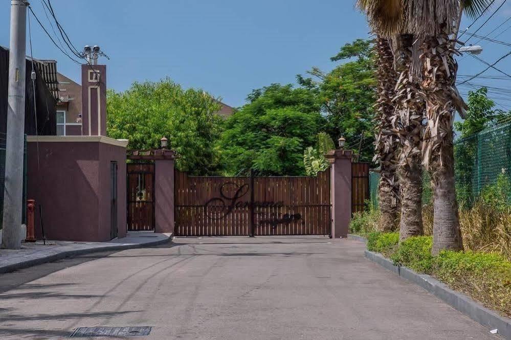 New Kingston Guest Apt At Sonoma Estate Bagian luar foto